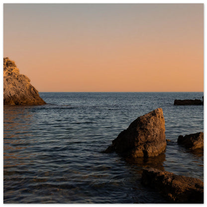 Romantische Bucht am Meer in Orange - Premium Poster