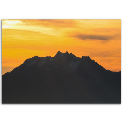 Pilatus mit gelb / orangem Himmel - Premium Poster