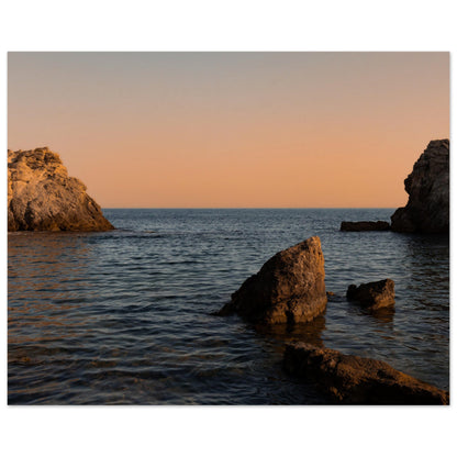 Romantische Bucht am Meer in Orange - Premium Poster