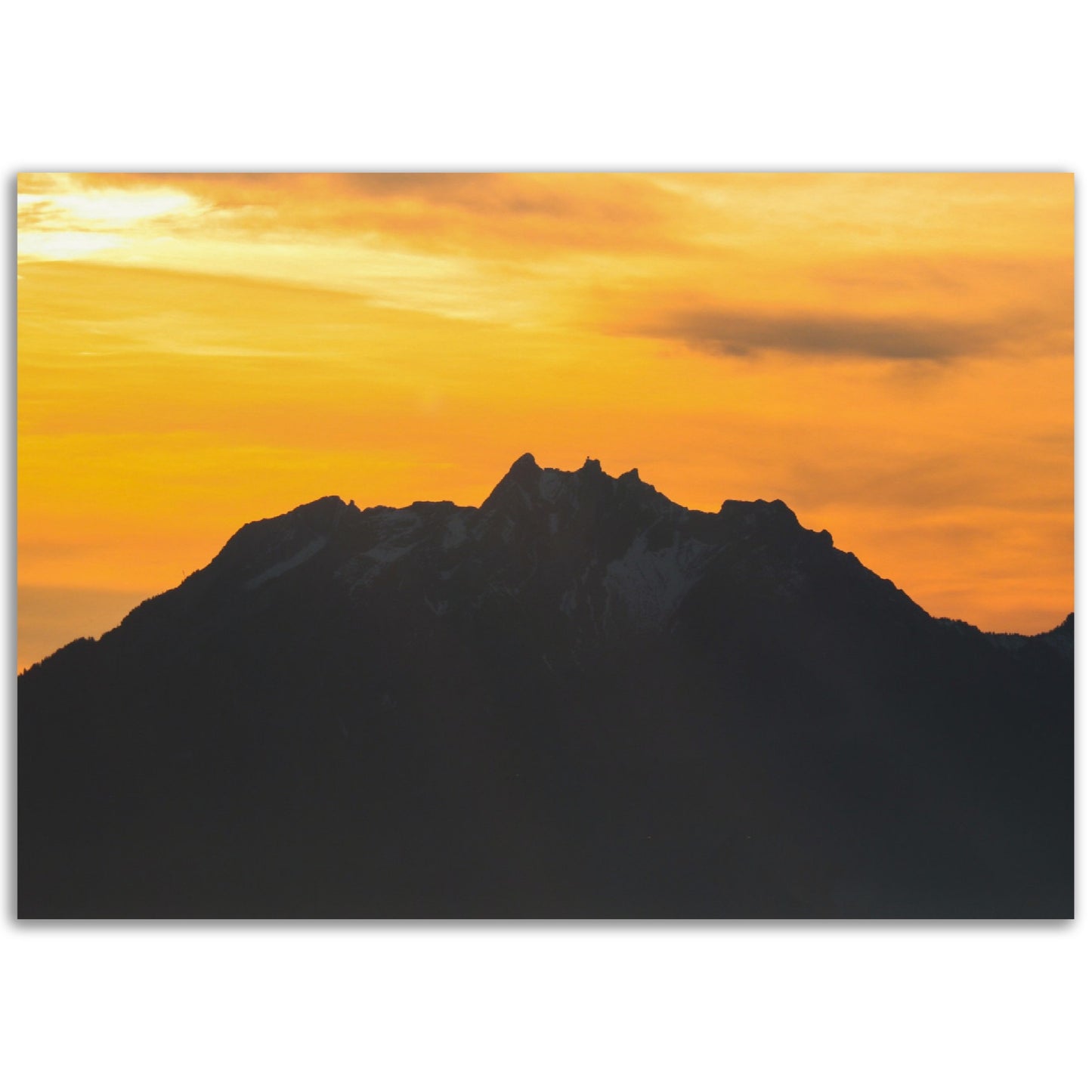 Pilatus mit gelb / orangem Himmel - Premium Poster