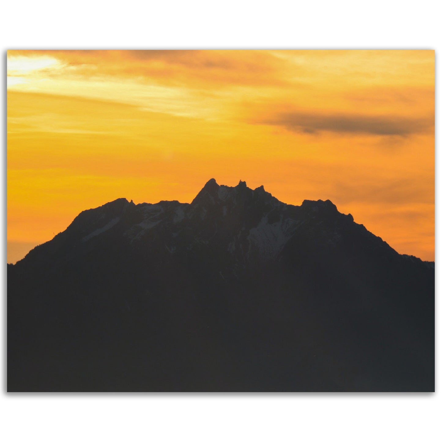 Pilatus mit gelb / orangem Himmel - Premium Poster