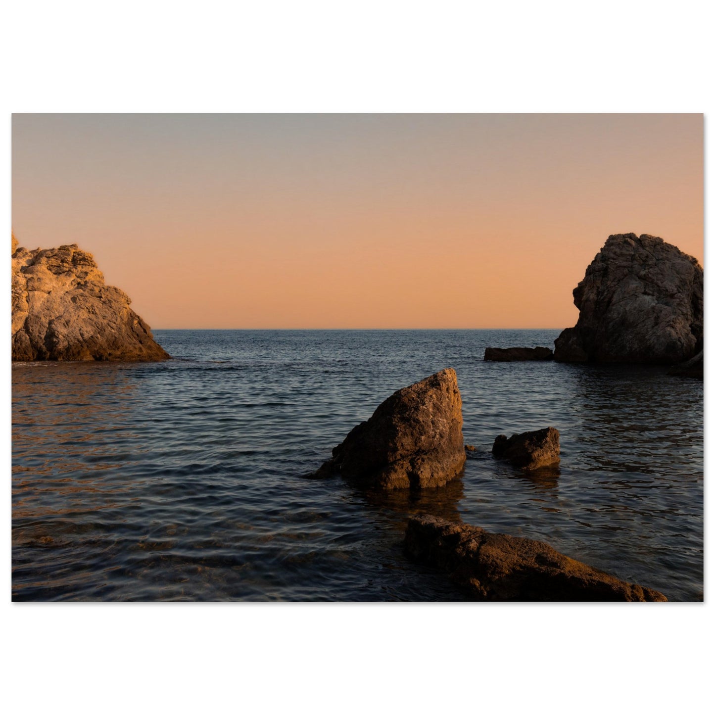 Romantische Bucht am Meer in Orange - Premium Poster