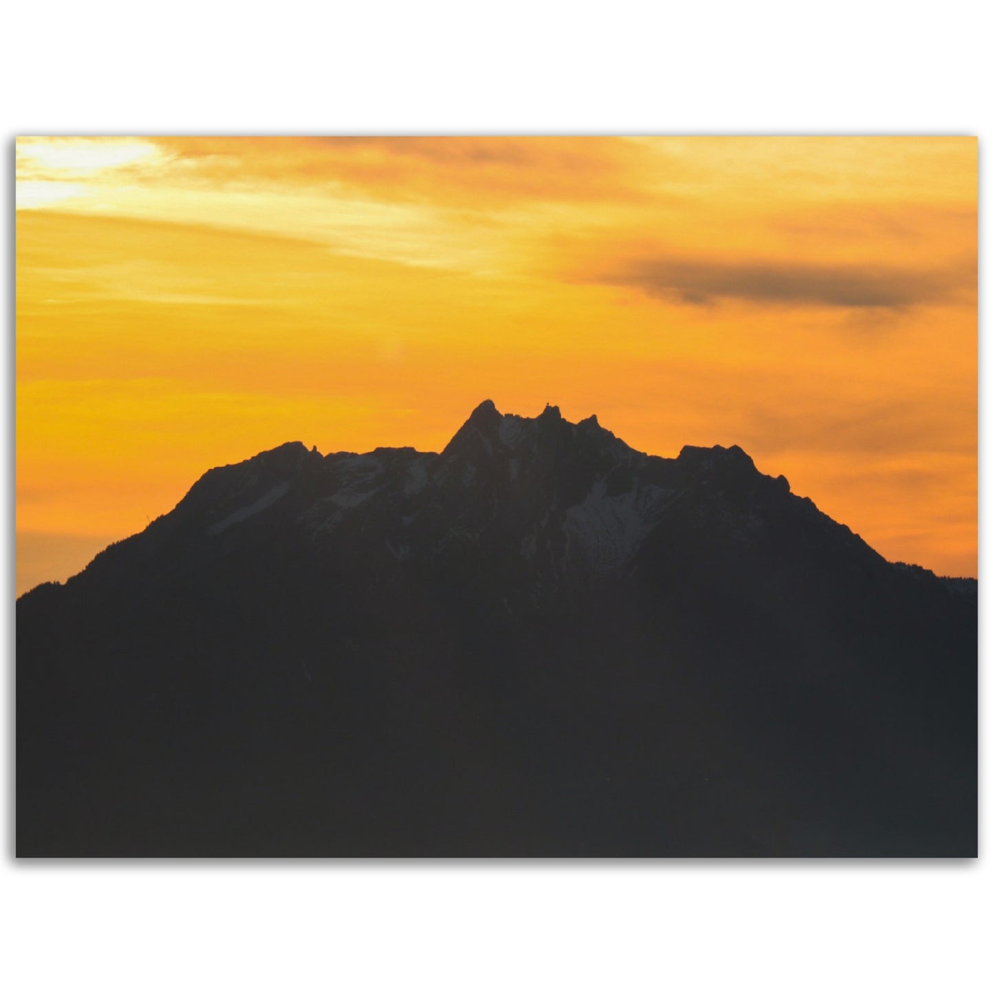 Pilatus mit gelb / orangem Himmel - Premium Poster