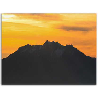 Pilatus mit gelb / orangem Himmel - Premium Poster