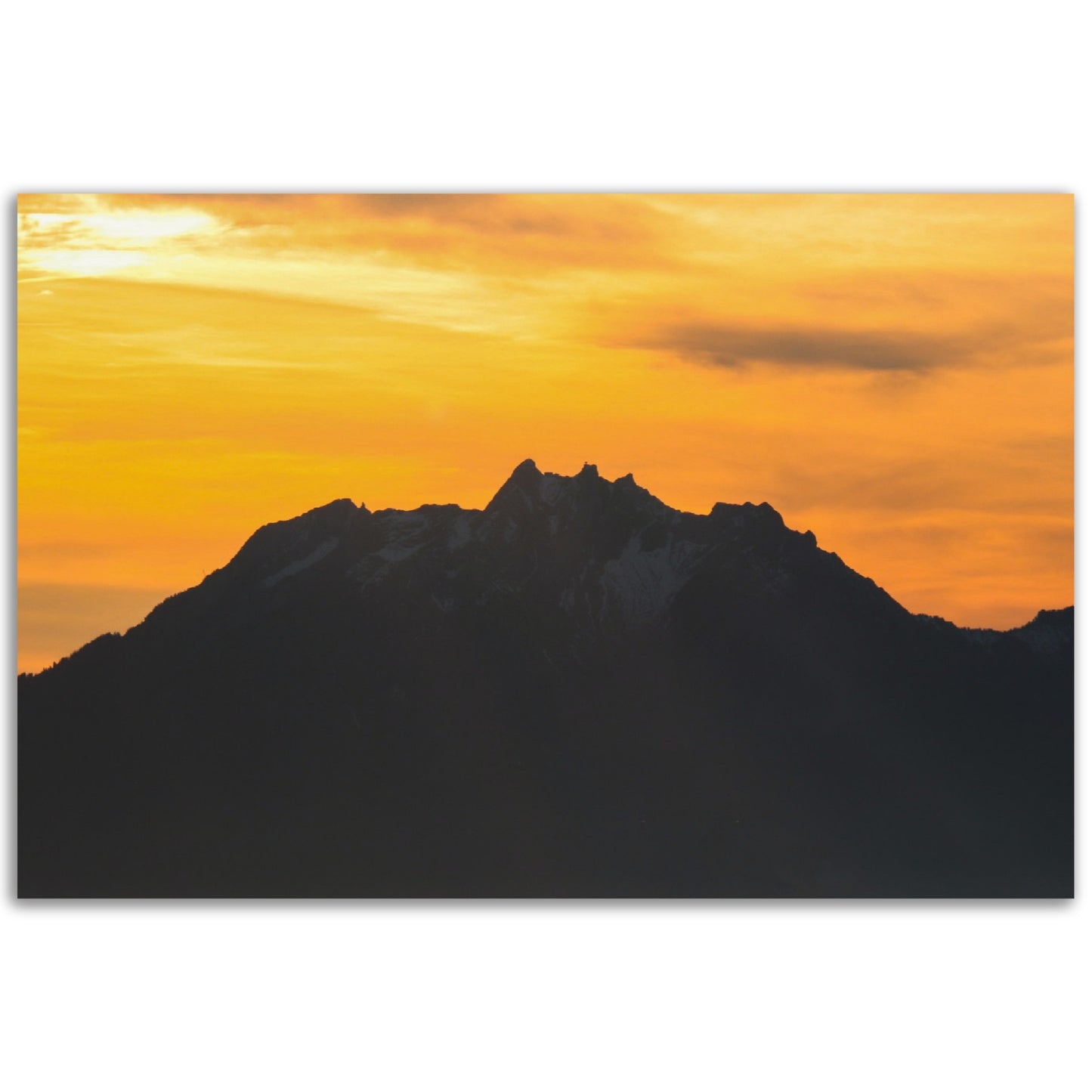 Pilatus mit gelb / orangem Himmel - Premium Poster