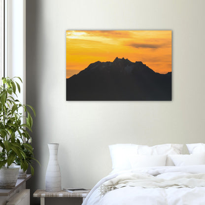 Pilatus mit gelb / orangem Himmel - Premium Poster