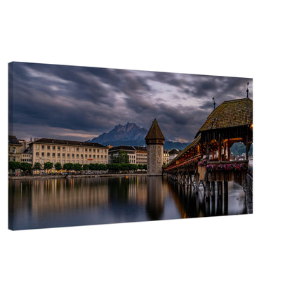 Kapellbrücke Luzern mit Pilatus am Abend auf Leinwand