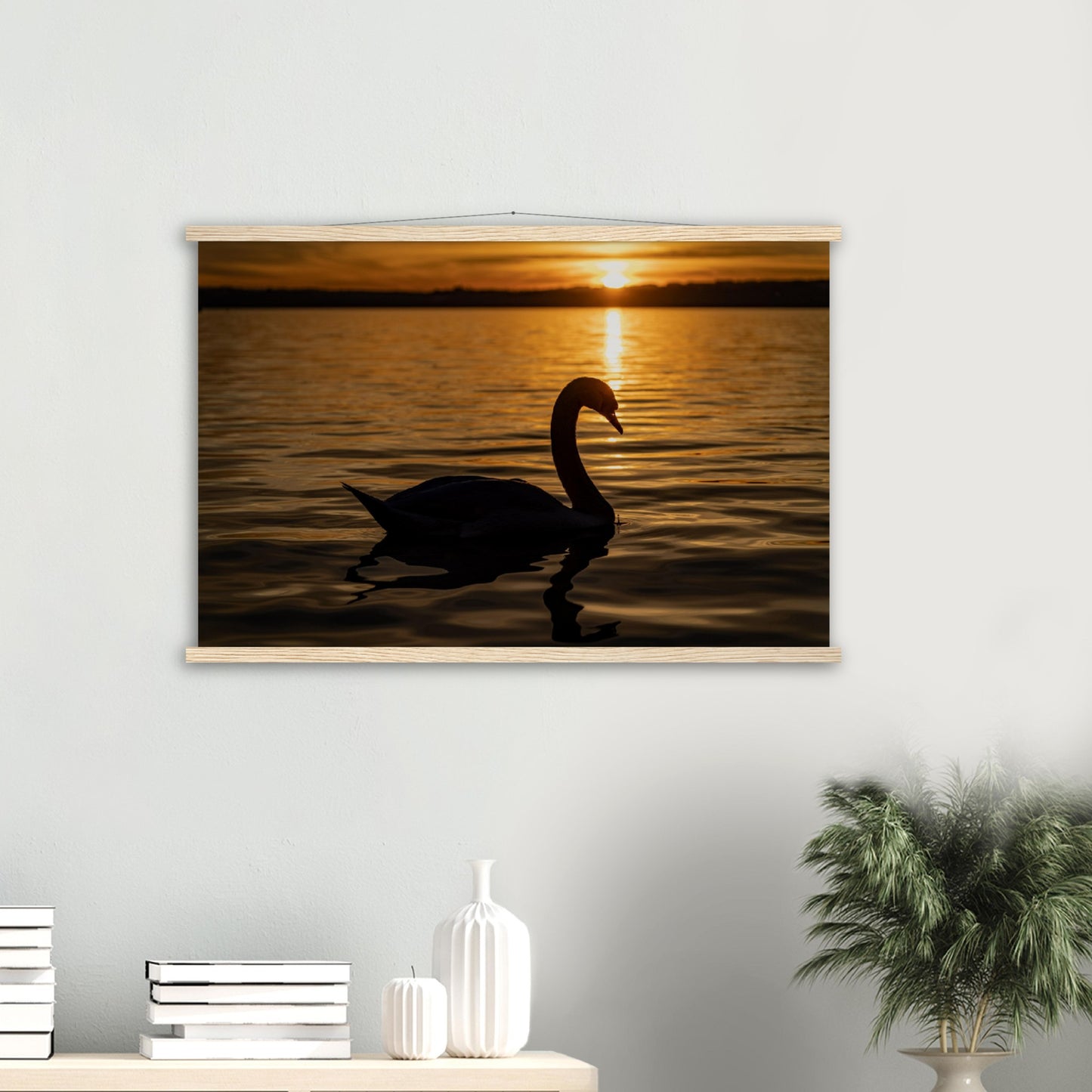 Schwan im Sonnenuntergang Premium Poster mit Holzeisten