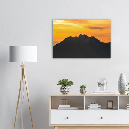 Pilatus mit gelb / orangem Himmel - Premium Poster