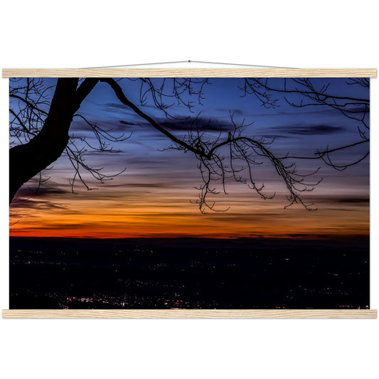 Magischer Sonnenuntergang: Ein Baum im Abendlicht, Premium Poster mit Holzleisten